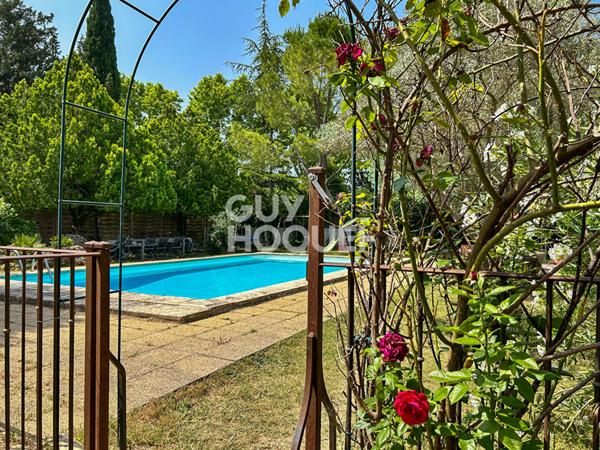 Proche du Golf de Saumane de Vaucluse : Maison de plain pied avec jardin et piscine