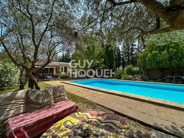 Proche du Golf de Saumane de Vaucluse : Maison de plain pied avec jardin et piscine