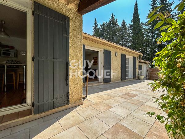 Proche du Golf de Saumane de Vaucluse : Maison de plain pied avec jardin et piscine