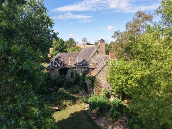 Charmant manoir avec remarquable parc sur 2.5 hectares dans le Maine
