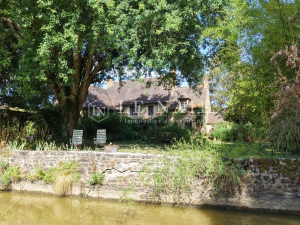 Charmant manoir avec remarquable parc sur 2.5 hectares dans le Maine