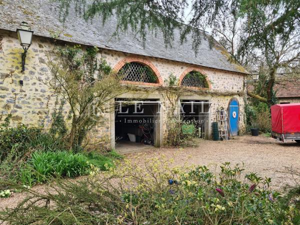 Charmant manoir avec remarquable parc sur 2.5 hectares dans le Maine