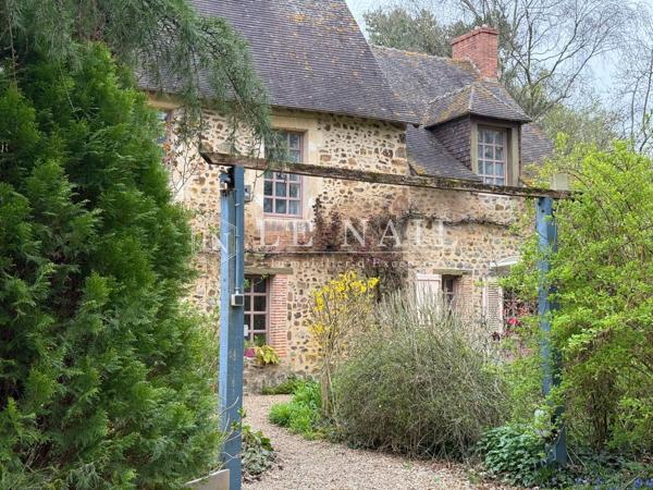 Charmant manoir avec remarquable parc sur 2.5 hectares dans le Maine