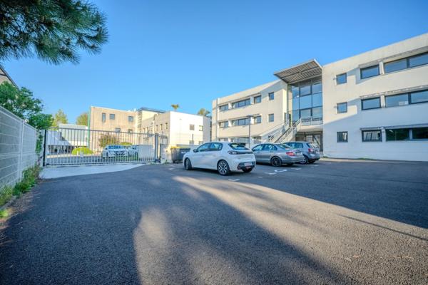 Local/bureau à louer LA ROCHELLE- 4 places de parking privatives et sécurisées