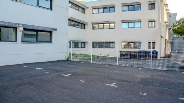 Local/bureau à louer LA ROCHELLE- 4 places de parking privatives et sécurisées