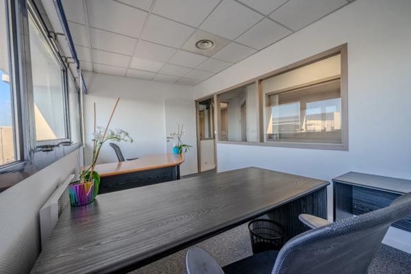 Local/bureau à louer LA ROCHELLE- 4 places de parking privatives et sécurisées