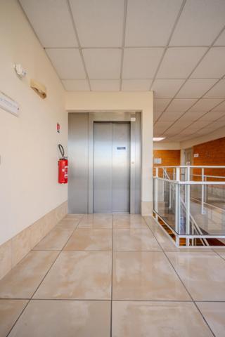 Local/bureau à louer LA ROCHELLE- 4 places de parking privatives et sécurisées