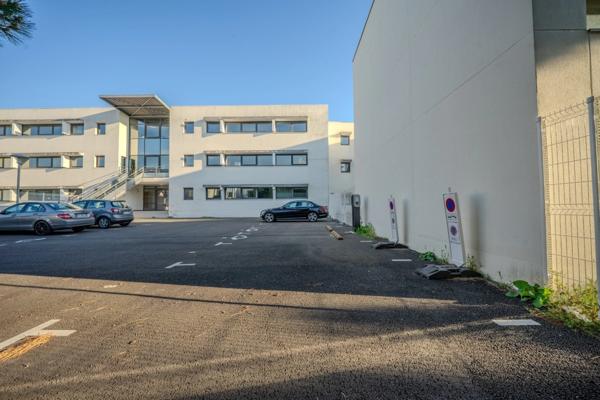 Local/bureau à louer LA ROCHELLE- 4 places de parking privatives et sécurisées
