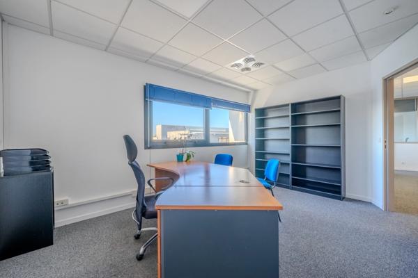 Local/bureau à louer LA ROCHELLE- 4 places de parking privatives et sécurisées
