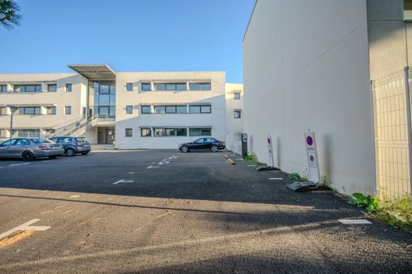 Local/bureau à louer LA ROCHELLE- 4 places de parking privatives et sécurisées