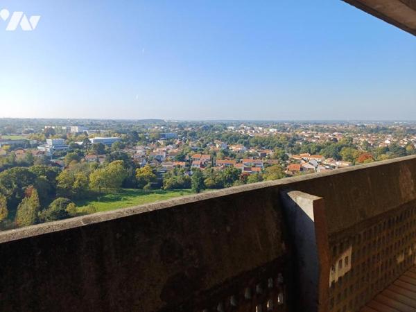 A VENDRE à REZE - Cité Radieuse APPT T5 de 85m2 en duplex rénové au 6ème et dernier étage