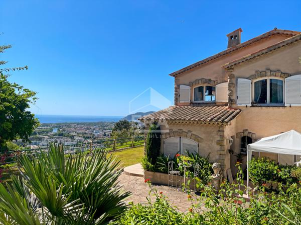 VILLA 10 PIECES  AVEC PISCINE ET DEPENDANCES