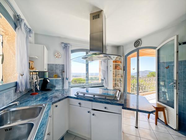 VILLA 10 PIECES  AVEC PISCINE ET DEPENDANCES