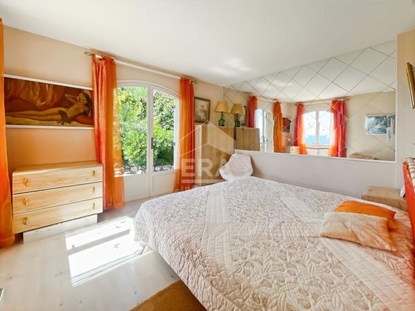 VILLA 10 PIECES  AVEC PISCINE ET DEPENDANCES