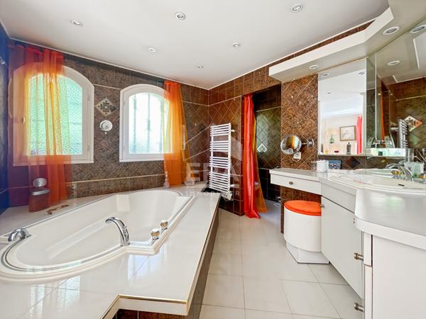 VILLA 10 PIECES  AVEC PISCINE ET DEPENDANCES