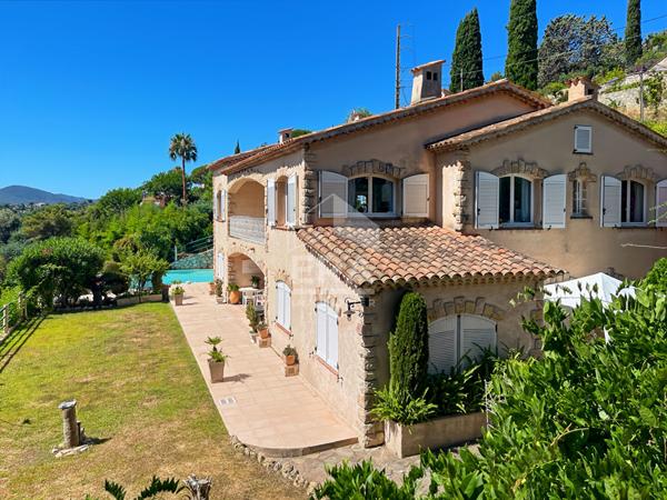 VILLA 10 PIECES  AVEC PISCINE ET DEPENDANCES