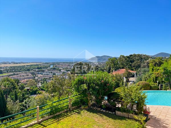 VILLA 10 PIECES  AVEC PISCINE ET DEPENDANCES