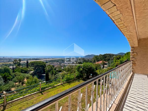 VILLA 10 PIECES  AVEC PISCINE ET DEPENDANCES