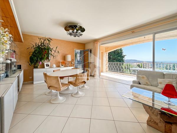 VILLA 10 PIECES  AVEC PISCINE ET DEPENDANCES