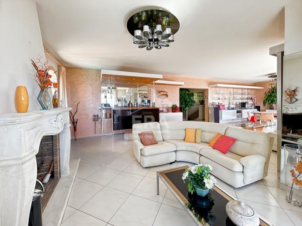 VILLA 10 PIECES  AVEC PISCINE ET DEPENDANCES