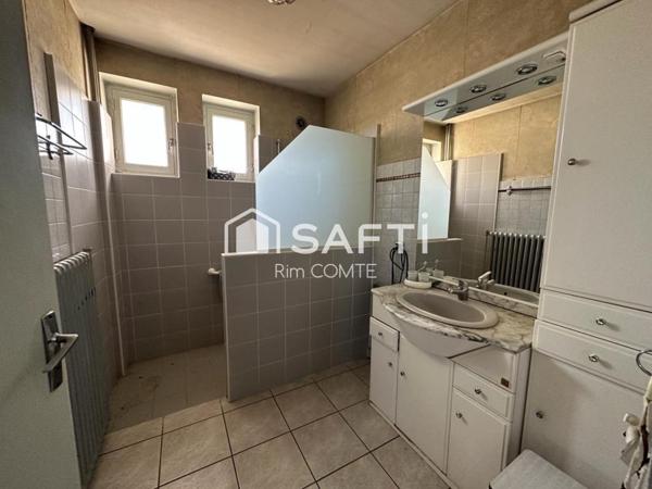 Maison Ancienne à rénover avec un grand terrain,Garage et cave!!