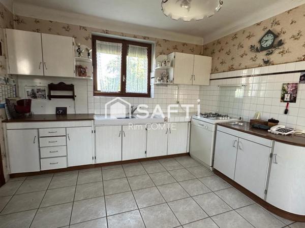 Maison Ancienne à rénover avec un grand terrain,Garage et cave!!