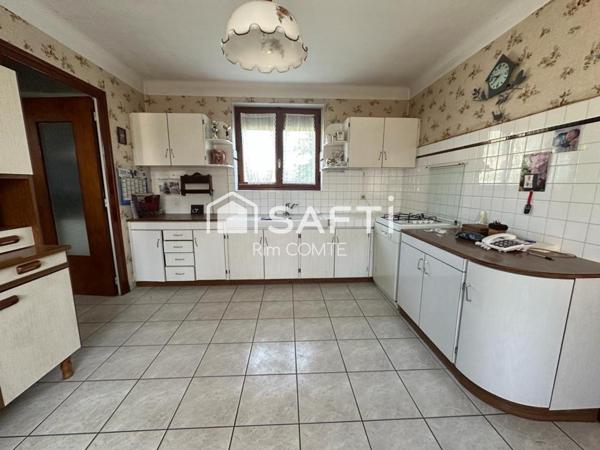 Maison Ancienne à rénover avec un grand terrain,Garage et cave!!