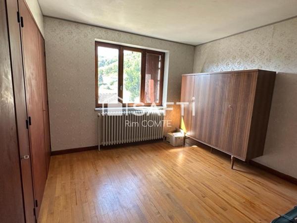 Maison Ancienne à rénover avec un grand terrain,Garage et cave!!