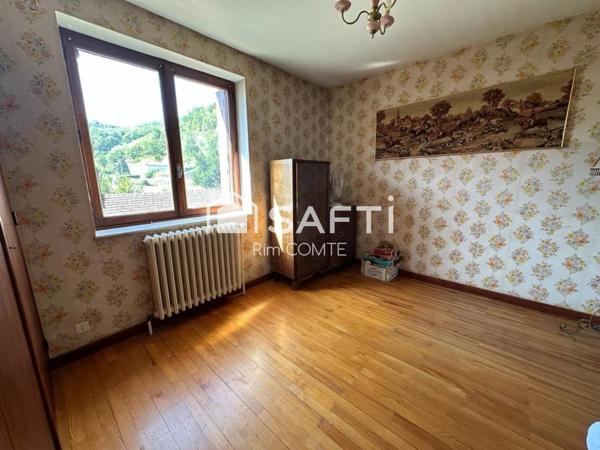 Maison Ancienne à rénover avec un grand terrain,Garage et cave!!