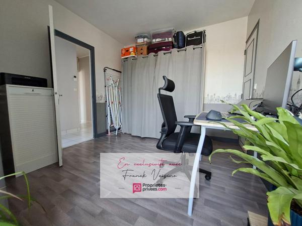 A VENDRE en EXCLUSIVITE aux Herbiers - Maison de 78 m2 sur sous-sol avec 1 chambre et 1 bureau sur un terrain de 398 m2 env