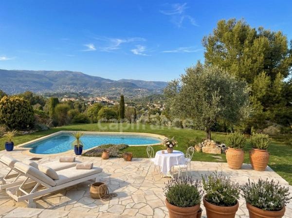 VILLA AVEC PISCINE ET TERRAIN PLAT – COMMERCES A PIED – APPARTEMENT INDÉPENDANT