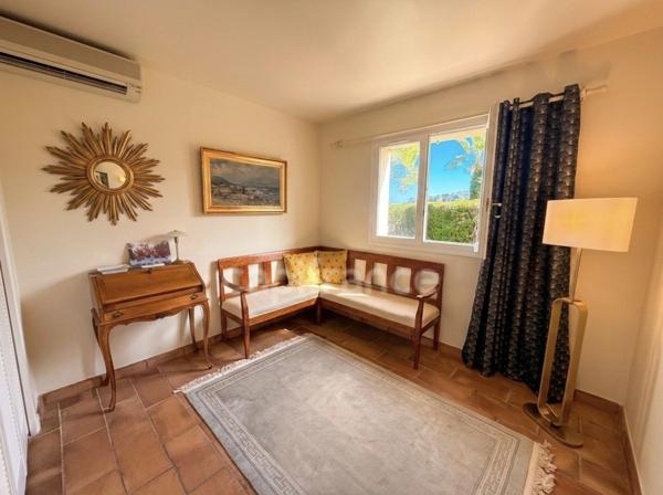 VILLA AVEC PISCINE ET TERRAIN PLAT – COMMERCES A PIED – APPARTEMENT INDÉPENDANT