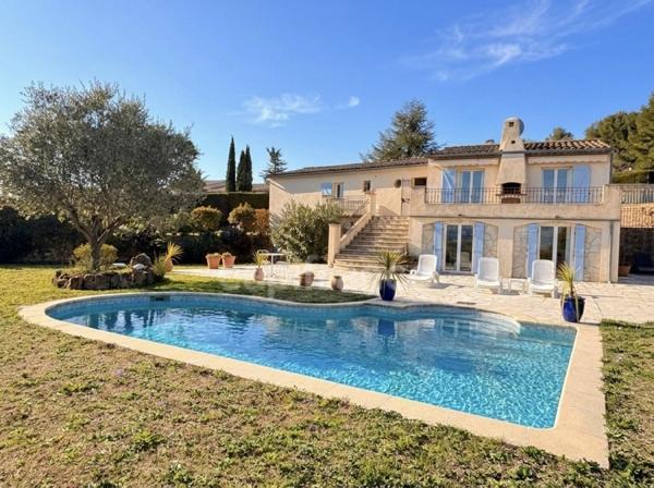VILLA AVEC PISCINE ET TERRAIN PLAT – COMMERCES A PIED – APPARTEMENT INDÉPENDANT