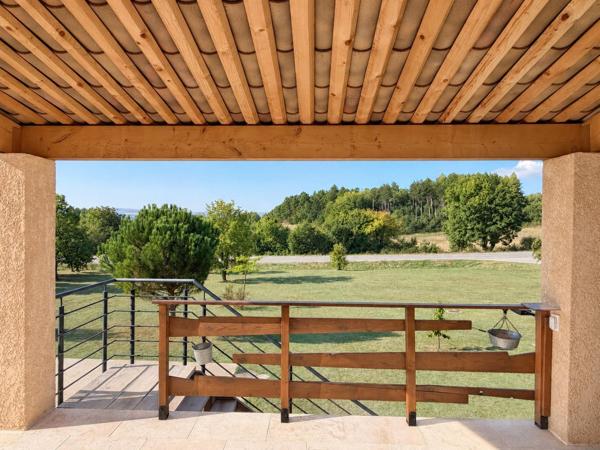 Vaste maison contemporaine avec vue dégagée