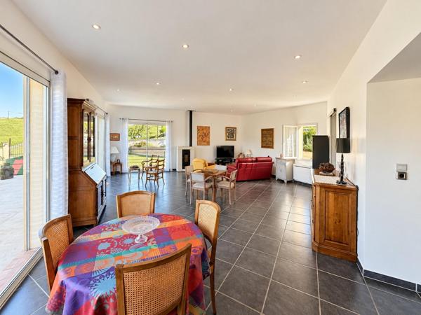 Vaste maison contemporaine avec vue dégagée