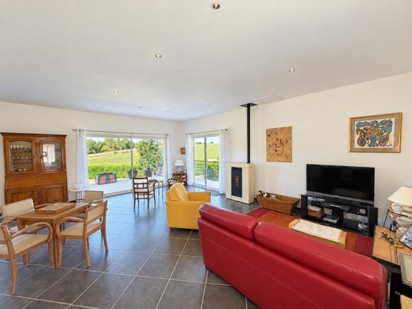 Vaste maison contemporaine avec vue dégagée