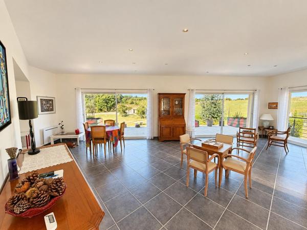 Vaste maison contemporaine avec vue dégagée