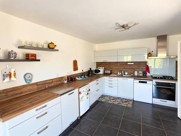 Vaste maison contemporaine avec vue dégagée