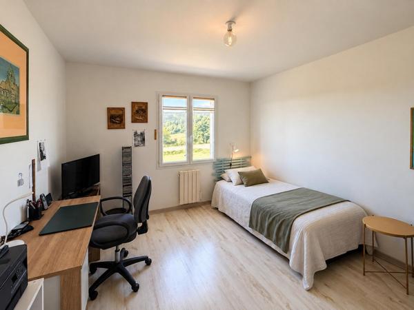 Vaste maison contemporaine avec vue dégagée