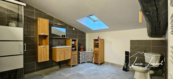 Maison rénovée en pierre – 3 chambres + bureau – Garage & terrasse