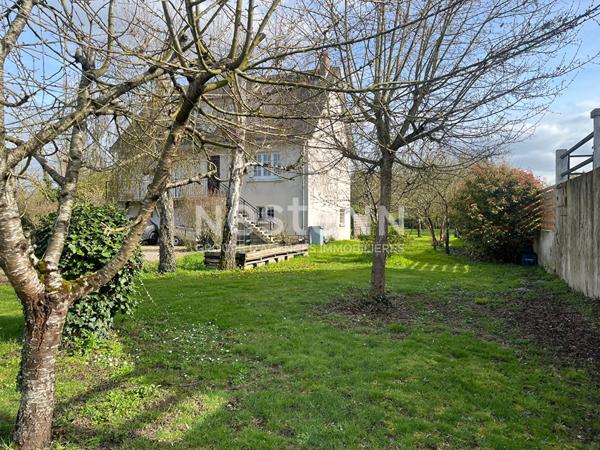 A vendre sur La Ménitré proche des bords de Loire, maison familiale, sous-sol complet, 4 chambres plus un grenier, terrain paysager de plus de 2000m²,cave, puits.