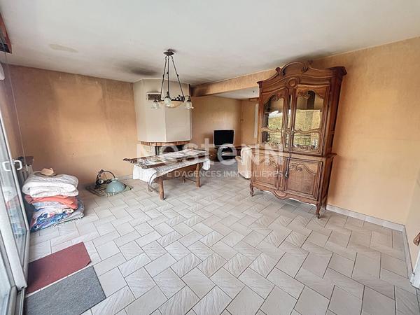 A vendre sur La Ménitré proche des bords de Loire, maison familiale, sous-sol complet, 4 chambres plus un grenier, terrain paysager de plus de 2000m²,cave, puits.