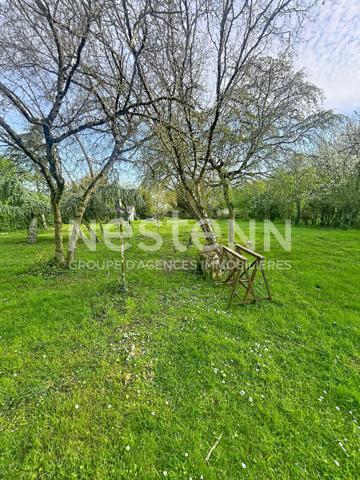 A vendre sur La Ménitré proche des bords de Loire, maison familiale, sous-sol complet, 4 chambres plus un grenier, terrain paysager de plus de 2000m²,cave, puits.