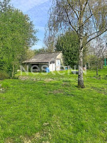 A vendre sur La Ménitré proche des bords de Loire, maison familiale, sous-sol complet, 4 chambres plus un grenier, terrain paysager de plus de 2000m²,cave, puits.