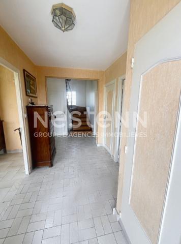 A vendre sur La Ménitré proche des bords de Loire, maison familiale, sous-sol complet, 4 chambres plus un grenier, terrain paysager de plus de 2000m²,cave, puits.