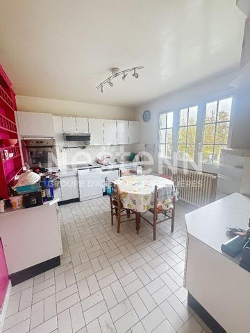 A vendre sur La Ménitré proche des bords de Loire, maison familiale, sous-sol complet, 4 chambres plus un grenier, terrain paysager de plus de 2000m²,cave, puits.
