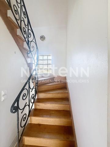 A vendre sur La Ménitré proche des bords de Loire, maison familiale, sous-sol complet, 4 chambres plus un grenier, terrain paysager de plus de 2000m²,cave, puits.