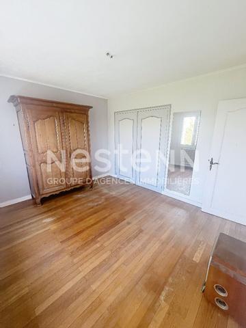 A vendre sur La Ménitré proche des bords de Loire, maison familiale, sous-sol complet, 4 chambres plus un grenier, terrain paysager de plus de 2000m²,cave, puits.