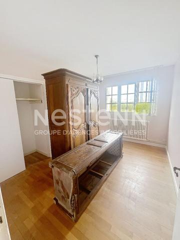 A vendre sur La Ménitré proche des bords de Loire, maison familiale, sous-sol complet, 4 chambres plus un grenier, terrain paysager de plus de 2000m²,cave, puits.