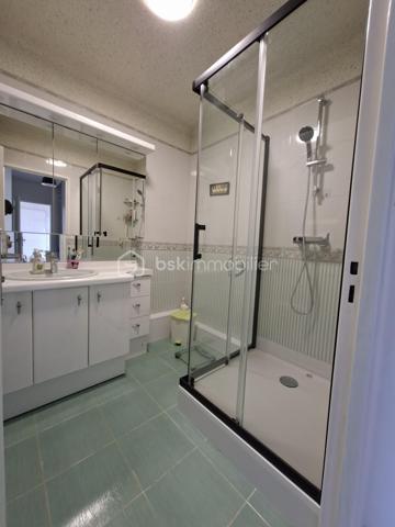 superbe appartement T4 au 8ième et dernier étage d'un immeuble avec une vue féérique sur la Mer et la Ville à 360°, dans une résidence fermée et sécurisée ainsi que très bien entretenue,
Clair et lumineux, cet appartement traversant comporte 2 balcons spacieux, sur chaque façade offrant de beaux extérieurs, expo Sud/ouest côté séjour, Nord/est côté cuisine avec véranda,
entièrement rafraîchit il est idéalement disposé, hall d'entrée, séjour avec grande baie vitrée sur le balcon avec store, fenêtres PVC, chauffage collectif,
cuisine "vintage" équipée plaque/four/LV/frigo avec de larges plans de travail et un vrai coin repas,
donnant sur le balcon et une véranda ainsi qu'un cellier/buanderie, tableau électrique neuf, 
un couloir avec de grands placards/penderies distribuant les chambres spacieuses donnant sur les balcons, dont une avec penderie, 
ainsi que la SDE toute récente (spacieuse cabine de douche neuve), WC, 
stationnement libre et facile, possibilité de garage,
gardien d'immeuble, jardins espaces vert, hall d'immeuble, ascenseurs très bien entretenus
proches tous commerces et services, école 200m, collège 1 Km, lycée 1,5 Km, 
un immense parc de verdure dans la résidence avec de nombreux espaces jeux pour enfants, 
transports en communs proches 2 lignes de bus
proches des axes de circulations principaux Nord et Sud de la ville,
Parc des calanques 10 min
Plages/corniche 10min